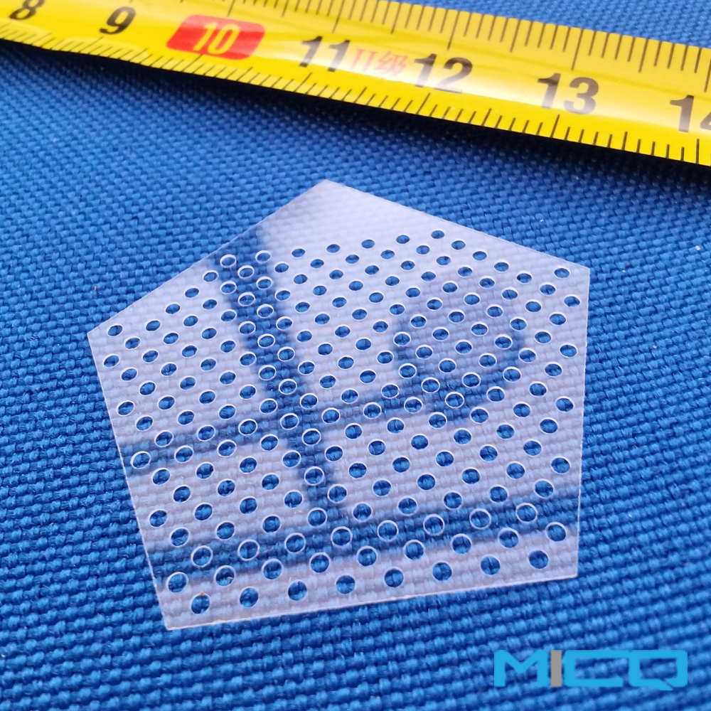 ဆယ်ဂဏန်းရှိသော လေဆာတူးဖော်သည့် အပေါက်များ 0.2mm 1 Quartz Glass ပြားများ၏ အလွန်ပါးလွှာသော 03mm